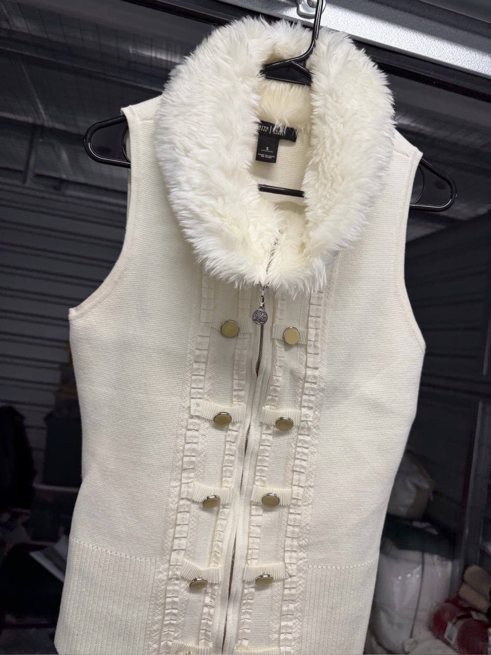 White House black market size small cream vest with fur collar preowned excellen